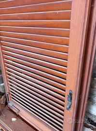 persiane con finestre e porta d'entrata 