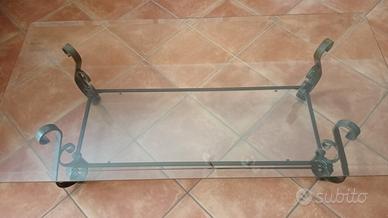 Tavolo in ferro battuto e vetro più 2 divani