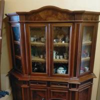 Vetrina, tavolo e sedie 