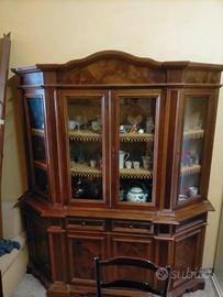 Vetrina, tavolo e sedie 