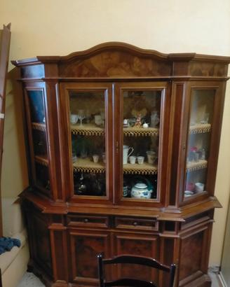 Vetrina+ tavolo + sedie 