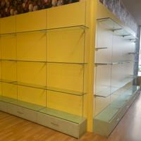 Scaffalature ideali per profumerie o abbigliamento