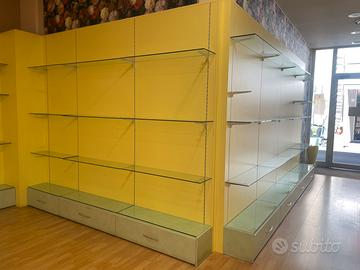 Scaffalature ideali per profumerie o abbigliamento