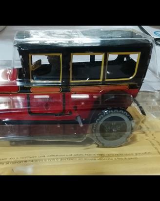 Modellino auto in latta con ricarica