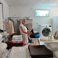 Stiratrice addetta alla lavanderia, disponibile e