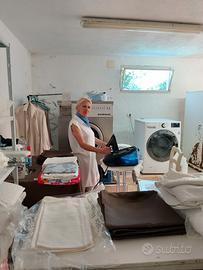 Stiratrice addetta alla lavanderia, disponibile e