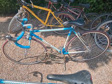 Varie biciclette d epoca e non. Modelli sportivi.