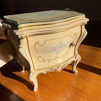 Comodino Silik laccato e decorato a mano