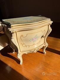 Comodino Silik laccato e decorato a mano