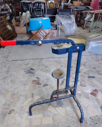 Tappatrice a colonna per vino