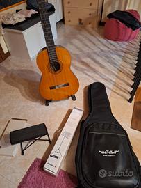 Chitarra classica con custodia e accessori 
