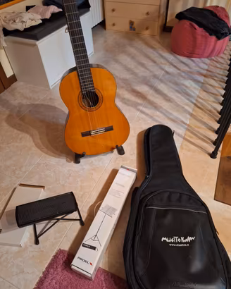Chitarra classica con custodia e accessori 