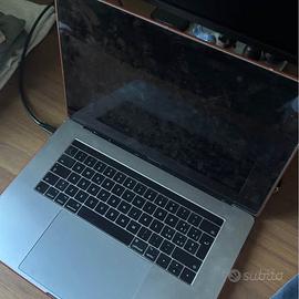 MacBook Pro 15” 2017 i7 16GB | schermo danneggiato