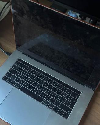 MacBook Pro 15” 2017 i7 16GB | schermo danneggiato