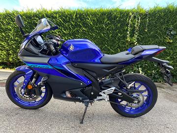 Moto Yamaha YZF R125 Blu