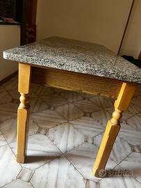 Tavolo in legno con copertura marmo