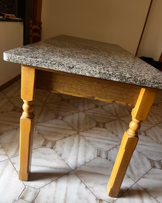 Tavolo in legno con copertura marmo