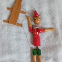 Pinocchio marionetta in legno con corde