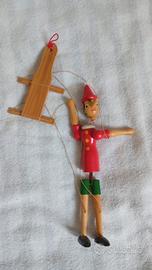 Pinocchio marionetta in legno con corde