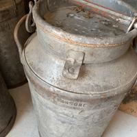 Antichi bidoni del latte