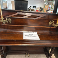 Pianoforte Antico Con Candelabri In Ottone