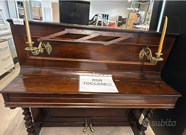 Pianoforte Antico Con Candelabri In Ottone