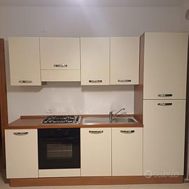 Cucina con elettrodomestici