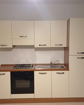 Cucina con elettrodomestici
