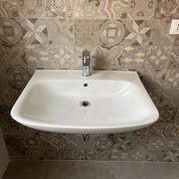 Lavandino con rubinetto