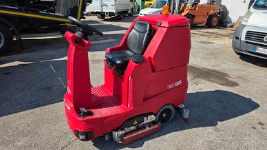 Lava pavimenti professionale uomo a bordo RCM Giga