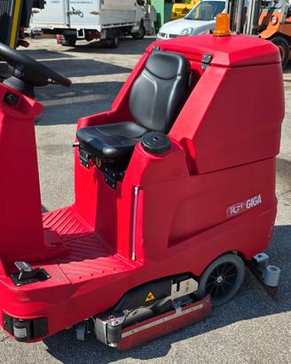 Lava pavimenti professionale uomo a bordo RCM Giga