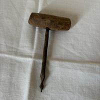 Antico succhiello trapano a mano in legno e ferro