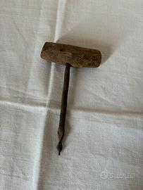 Antico succhiello trapano a mano in legno e ferro