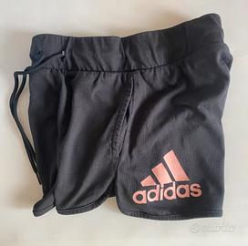 Pantalonci corti Adidas colore nero (logo rosa)