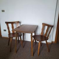 tavolino con due sedie