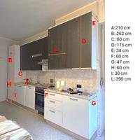 Cucina completa di elettrodomestici e tavolo