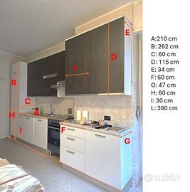 Cucina completa di elettrodomestici e tavolo