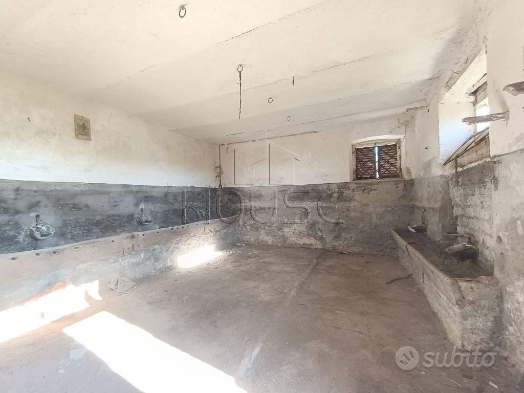 Rustico / Casale di 225 m² con più di 5 locali a C - Vista 4