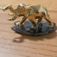 Miniatura elefantino su pietra