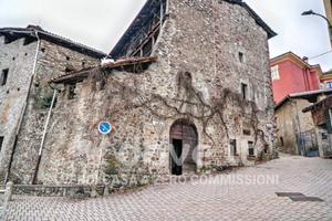 Villa di 500 m² con più di 5 locali a Primaluna