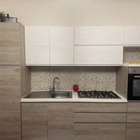 Cucina con elettrodomestici