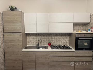 Cucina con elettrodomestici