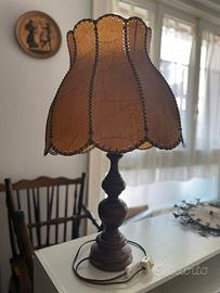 Lampada tavolo vintage legno base paralume cuoio