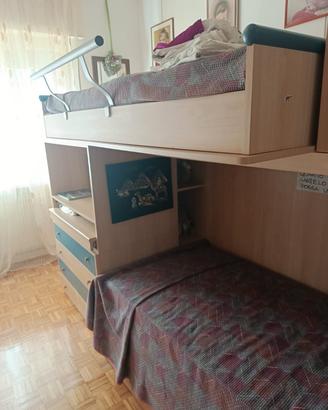 cameretta con due lettini più scrivania  