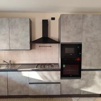 Cucina con elettrodomestici