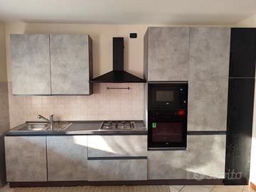 Cucina con elettrodomestici