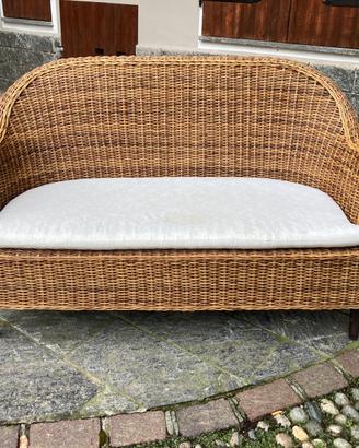 Divano in midollino con inserti in radica