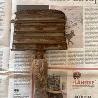 Antica striglia in ferro