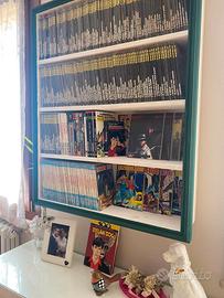 Libreria sospesa con cornice