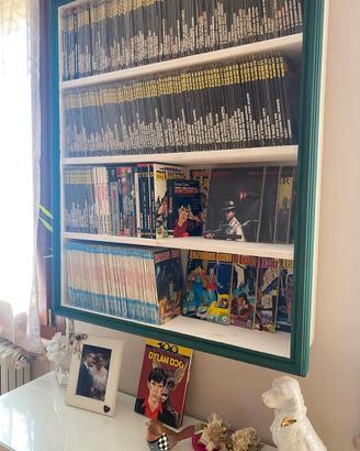 Libreria sospesa con cornice